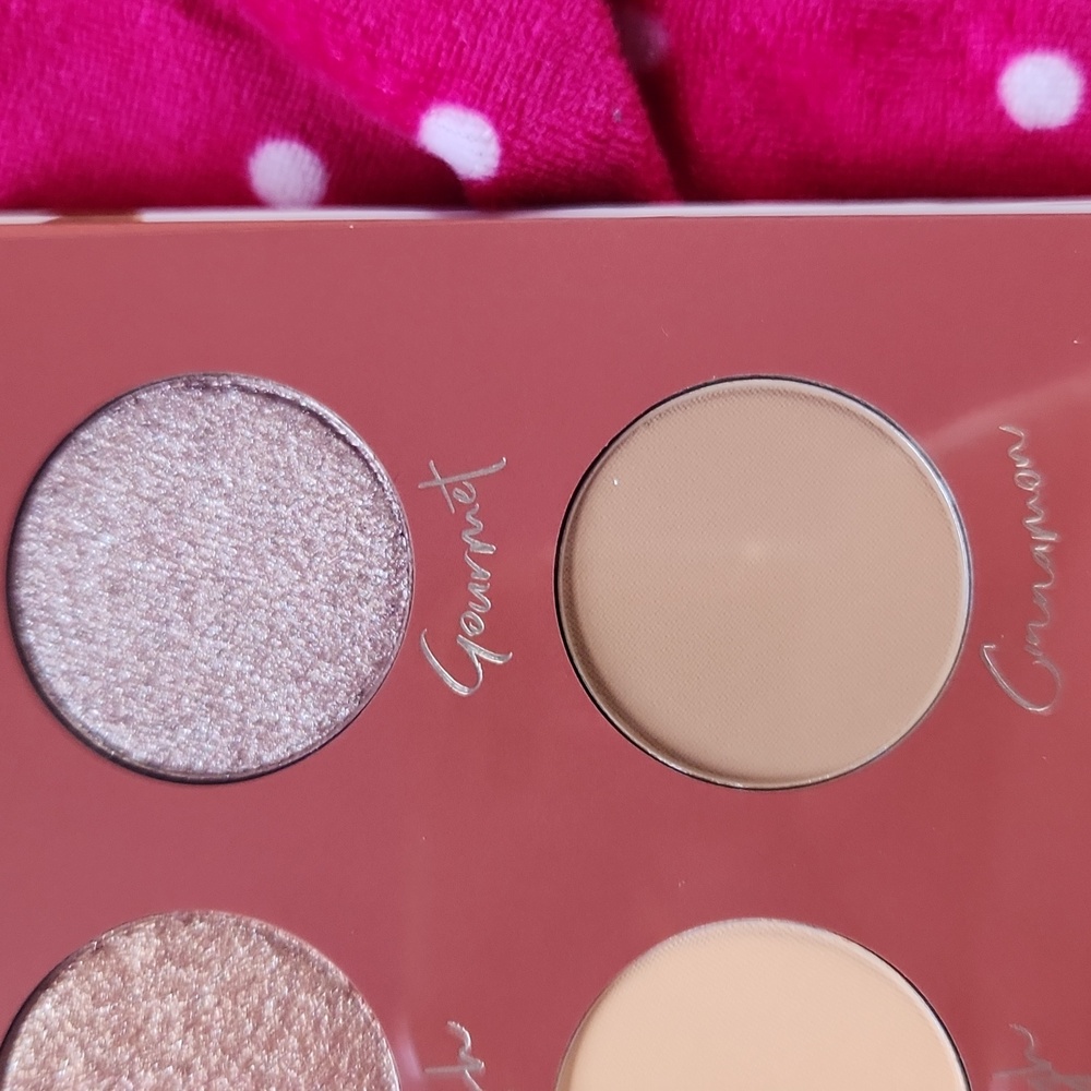 Beauty Bakerie The Chosen Bun Eyeshadow Palette - Cream and Brown - Picture 5 of 8